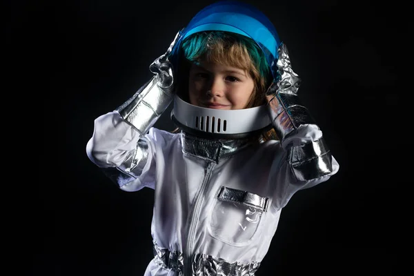 Το αγόρι παίζει αστροναύτης με διαστημικό κράνος και μεταλλική στολή. Παιδί αγόρι παίζει με διαστημικό κράνος, λίγο αστροναύτης ή αστροναύτης. — Φωτογραφία Αρχείου