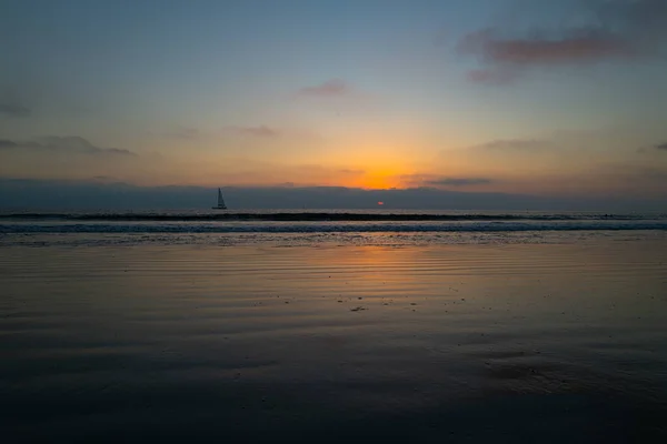 Sunset at the sea. Sunrise at beach. Colorful ocean beach sunrise. — Stock Photo, Image