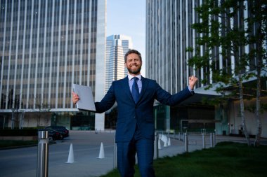 Modern ofisin önünde bir iş adamı portresi.