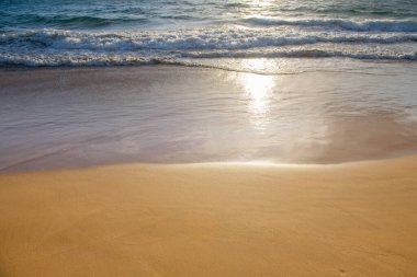 Yaz tatilinde deniz kumu olan tropik bir sahil..