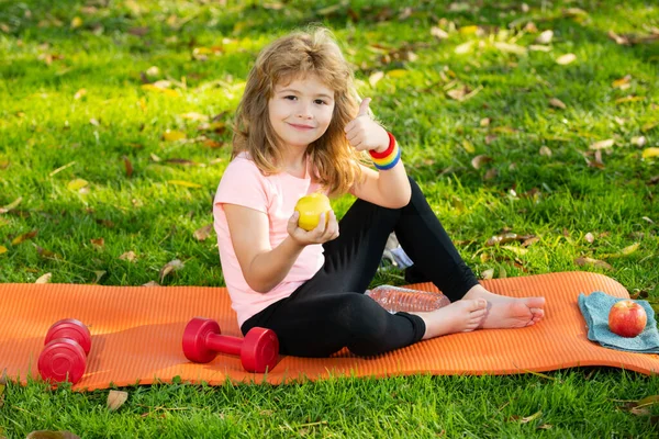 Idrottspojken. Trött tonåring sport pojke äter äpple efter träning i sommarparken. Fitness och hälsosam livsstil koncept. Sjukförsäkring för barn. — Stockfoto