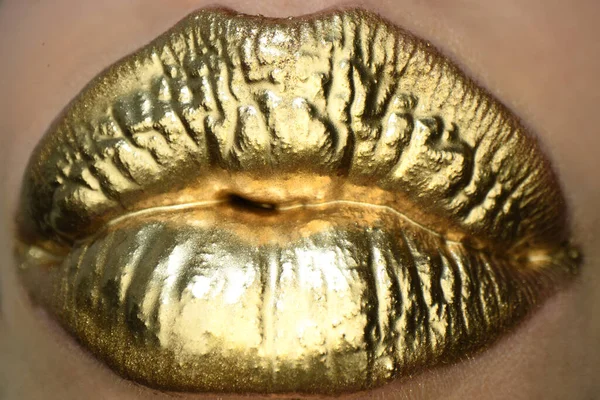 Cosméticos y maquillaje. Lápiz labial y brillo de labios dorados. Labios sexys y sensuales. Primeros labios dorados. Efecto dorado en los labios. — Foto de Stock