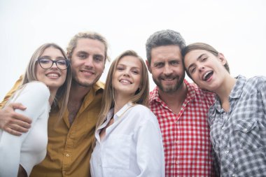 Farklı kültürlerden ve ırklardan selfie çeken mutlu arkadaşlar. Öğrenciler eğleniyor. Gençlik ve arkadaşlık kavramı. Bir grup arkadaş dışarıda gülüyor, iyi ve olumlu havayı paylaşıyorlar..
