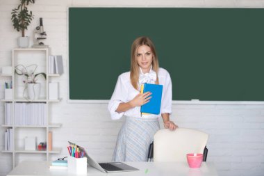 Lisede ya da üniversitede ders veren kız öğrenci. Öğrenim ve eğitim kavramı.