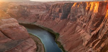 Arizona Horseshoe Bend Grand Canyon 'da. Kırmızı kaya kanyonu yolu panoramik manzara. Kızıl Kaya Kanyonu 'ndaki dağ yolu çöl manzarası
