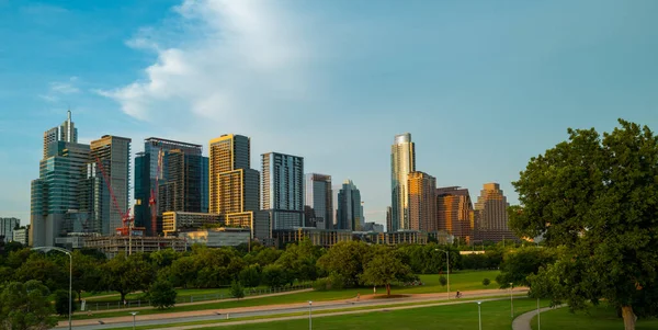Austin Texas Park s Cityscape Skyline Downtown v létě. — Stock fotografie