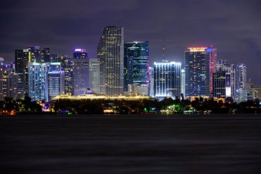 Miami şehir merkezinde. Miami iş bölgesi, şehrin ışıkları ve yansımaları..
