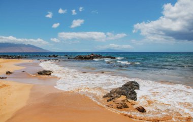 Plaj geçmişi. Kumlu sahilde sakin, güzel bir okyanus dalgası. Tropikal deniz manzarası.