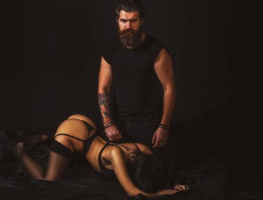 Lüks bikinili seksi bir kız. Aşık seksi bir çift. Şehvetli erkek arkadaş, aşıkları kucaklar. Şefkat ve şefkat kavramı.