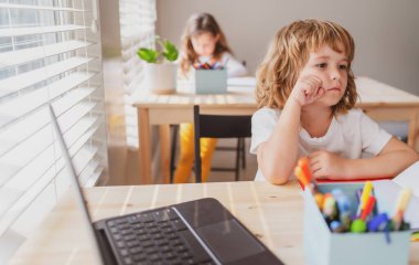 Okul günleri. Sınıftaki çocuklar. Okula dönelim. Bilgi günü.