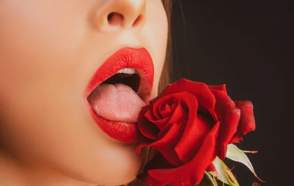 Labbra con rossetto primo piano. Bella donna labbra con rosa. Donna con rosa rossa, macro, su sfondo nero. — Foto Stock