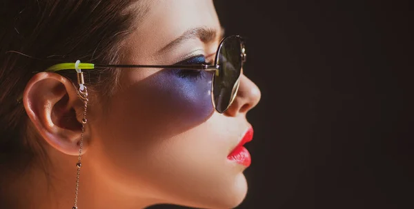 Chica de cerca con gafas de sol. Moda mujer de estilo moderno con gafas. Hermosa modelo femenina. —  Fotos de Stock