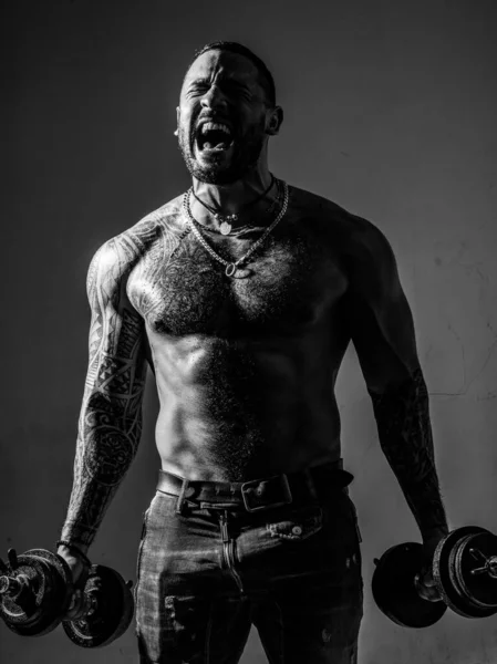 Vzrušený silný svalnatý muž. Sportovní trup, muž s činkami. Cvičení životní styl koncept. Hezký muž dělá funkční trénink. — Stock fotografie