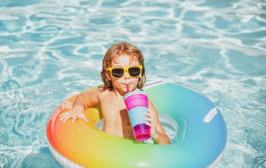 Çocuk Aquapark 'ta rahatlıyor. Yaz haftasonu. Yaz tatili.