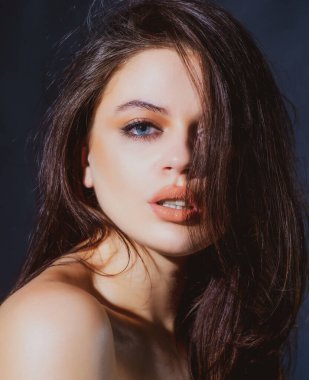 Genç bir kadının şehvetli portresi. Güzel bir model kız. Zarif Leydi..