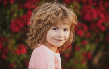 Tatlı yüzlü çocuk. Açık havada çocuk portresi.