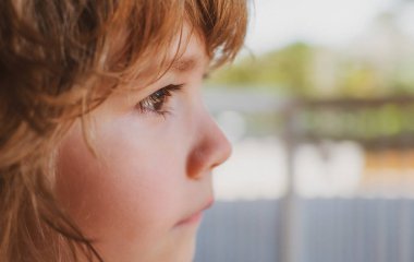 Ağlayan küçük bir bebek. Bebeklerin bir yaşında ağlaması, kahverengi gözlü esmer, histerik, hayatının ilk yılının krizi. Tasarım çalışması için kırpma yolu dahil. Uzun boylu, mutsuz bir erkek bebek.