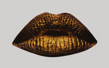 Altın dudaklar beyaza yakın izole edilmiş. Altın metal dudak. Güzel makyaj. Güzel kadın ağzında altın sanat dudak parlatıcısı, yakın çekim makro..