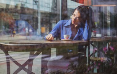 Düşünceli bir kavram. Pencere camından dışarı bakan bir kadın. Yalnız kız kendini yalnız hissediyor.
