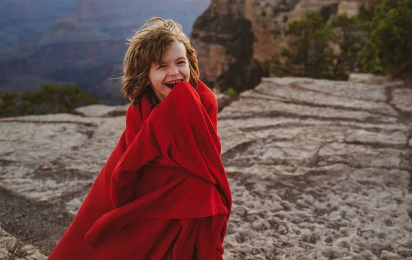 Niño en el paisaje de montaña. Parque Nacional del Cañón, Estados Unidos. Niños en la mañana de la naturaleza. — Foto de Stock
