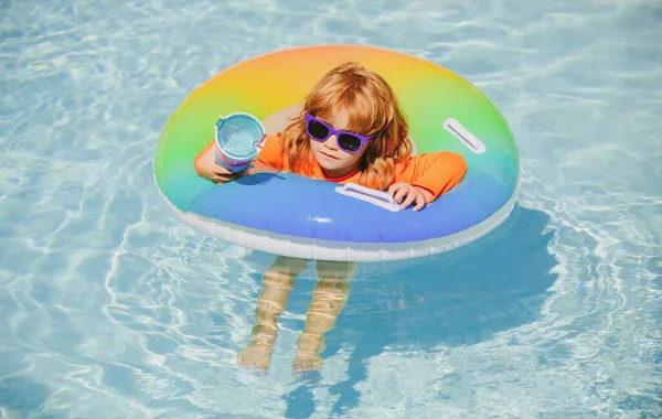 Letní prázdniny. Roztomilé dítě v bazénu. — Stock fotografie