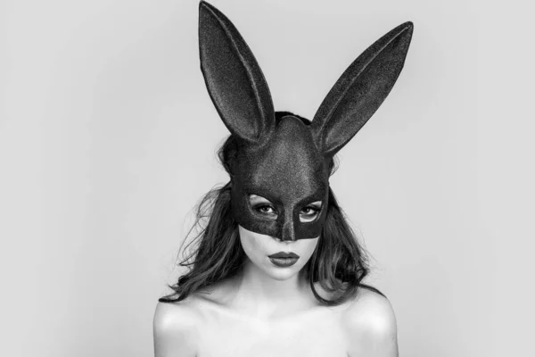 Зайка. Красивая голая девушка в маске модного кролика. Охота за яйцами. Пасхальные кроличьи уши. — стоковое фото