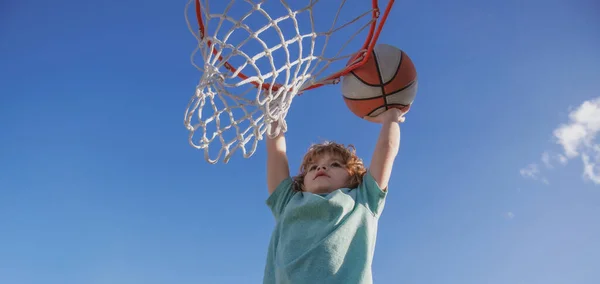 Gioco di allenamento per bambini di basket. Scuola di pallacanestro per bambini. Banner isolato su sfondo cielo. — Foto Stock