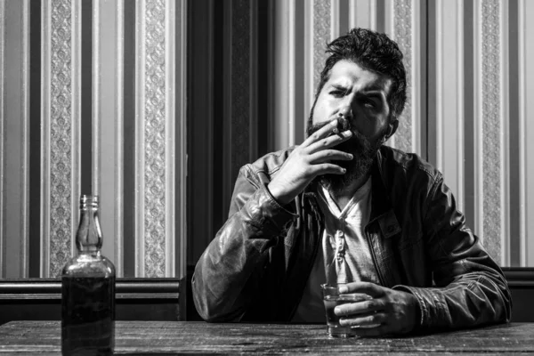 Man drinks brandy or whiskey. Bearded man wearing suit and drinking whiskey brandy or cognac. Sommelier tastes alcohol drink. Drinking and party concept. Degustation and tasting. — Stock Photo, Image