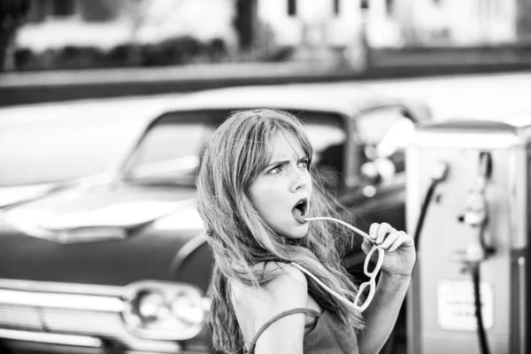 Заправка. Чувственная женщина против красного ретро-автомобиля. — стоковое фото