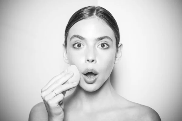 Hermosa chica aplica maquillaje natural fundación con esponja. Piel limpia perfecta y estado de ánimo saludable. Cosmética ecológica para un look natural. —  Fotos de Stock