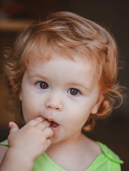 Porträtt av en söt bebis. Närbild kaukasiska barn ansikte. Närbild huvud av rolig unge. — Stockfoto