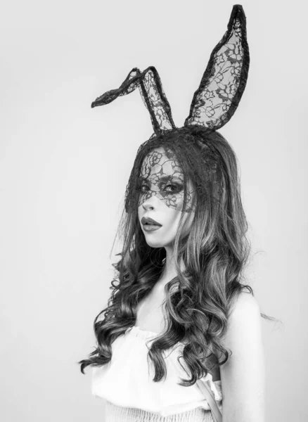 Húsvéti nő. Szexi lány fekete maszkban. Nyuszi tojásvadászat. Nyúl női fül. — Stock Fotó