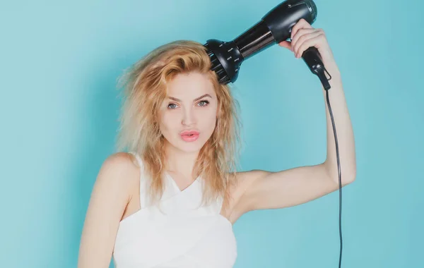 Una mujer secándose el pelo. Chica joven con el pelo seco con el pelo seco. Salud concepto de cabello y belleza. —  Fotos de Stock