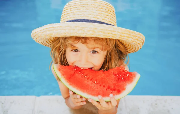 Niño con sandía en piscina al aire libre. Chico divirtiéndose en la piscina. Vacaciones de verano para niños y concepto de alimentación saludable. — Foto de Stock