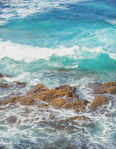 Vista aérea de las hermosas olas del mar y la costa rocosa. El concepto de calma en la naturaleza. — Foto de Stock