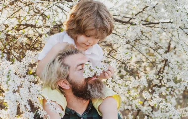 Famiglia felice di primavera. Bambino con papa 'nel parco estivo. Un giro in spalla. Estate sulla natura. Padre e figlio all'aperto. — Foto Stock