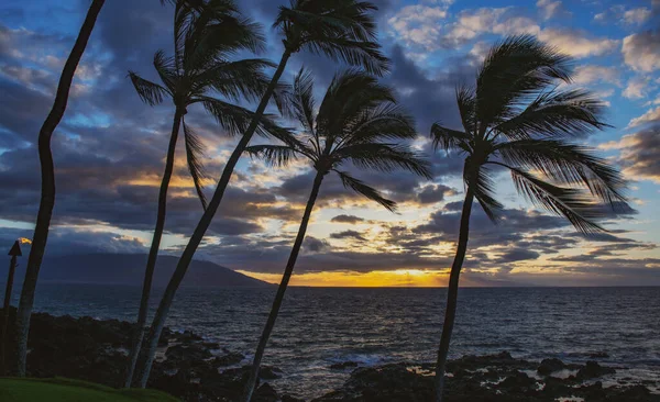 꿈의 평온 함을 깨뜨린다. 하와이 섬 마우이섬의해 변 풍경. — 스톡 사진