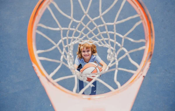 A gyerek kosarazik. Egészséges gyermekek életvitele. Gyerek sport tevékenység. — Stock Fotó