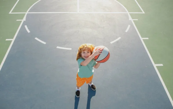 Dětská sportovní aktivita. Chlapec hraje basketbal. Dětský sportovec. — Stock fotografie