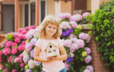 Taşınma günü ve emlak konsepti. Mutlu rüya evi.