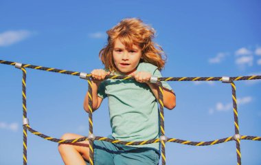 İnternette oyun parkındaki küçük mutlu çocuk. Çocuk yaz aktivitelerini, çocukların eğlence yaşam tarzını seviyor..