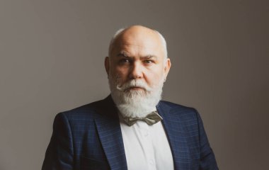Kıdemli adam. Sakallı, orta yaşlı bir adamın portresi gri stüdyo arka planında fotokopi alanı olan bir adamın..