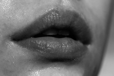 İğneler, Plastik Cerrahi, Kolajen ve Güzellik Tedavileri. Dudak kremi. Lipcare ruju. Seksi dudaklara yakın çekim.