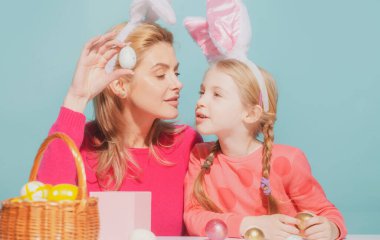 Paskalya ailesi ve çocuk konsepti. Paskalya için yumurta boyayan anne ve çocuğun portresini kapat..