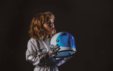 Astronot ya da uzay adamı oynayan komik çocuk..