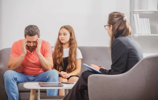 悪い両親だ。心理学者は父と娘の十代の女の子のための家族療法を与えます,心理学. — ストック写真