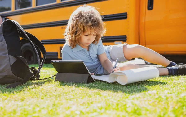 Schüler schreiben Hausaufgaben mit Tablet im Schulpark Fernstudium Online-Bildungskonzept. — Stockfoto