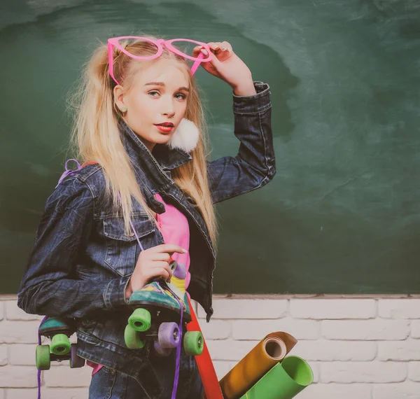 Portret van een tiener vrouwelijke student. Portret van maderne mode vogue tiener student meisje met rugzak. — Stockfoto