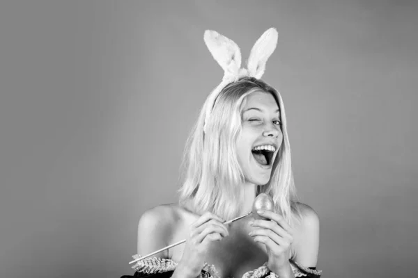 Verrassing vrouw. Gelukkig jonge vrouw schilderij eieren op een groene achtergrond. Aantrekkelijke jonge vrouw bunny oren dragen. Schattig konijntje. Gekke mensen. — Stockfoto