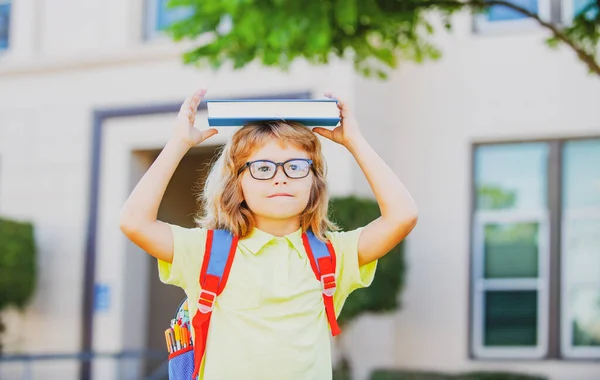 Kleine jongen van de kleuterschool in de eerste klas. Leerling terug naar school. — Stockfoto